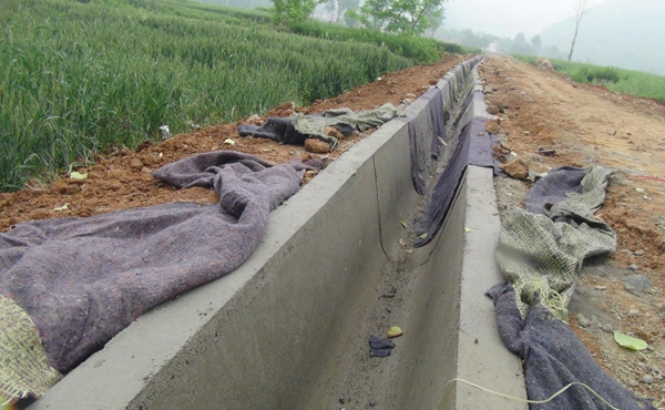 U型防滲渠成型機,水溝滑膜機